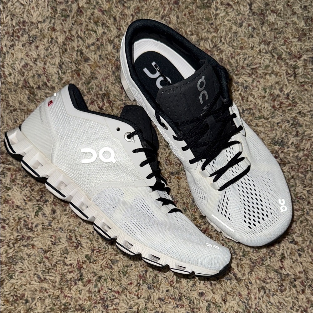 On Running Cloud X cross training shoes men’s 7/womens 8.5 white and black